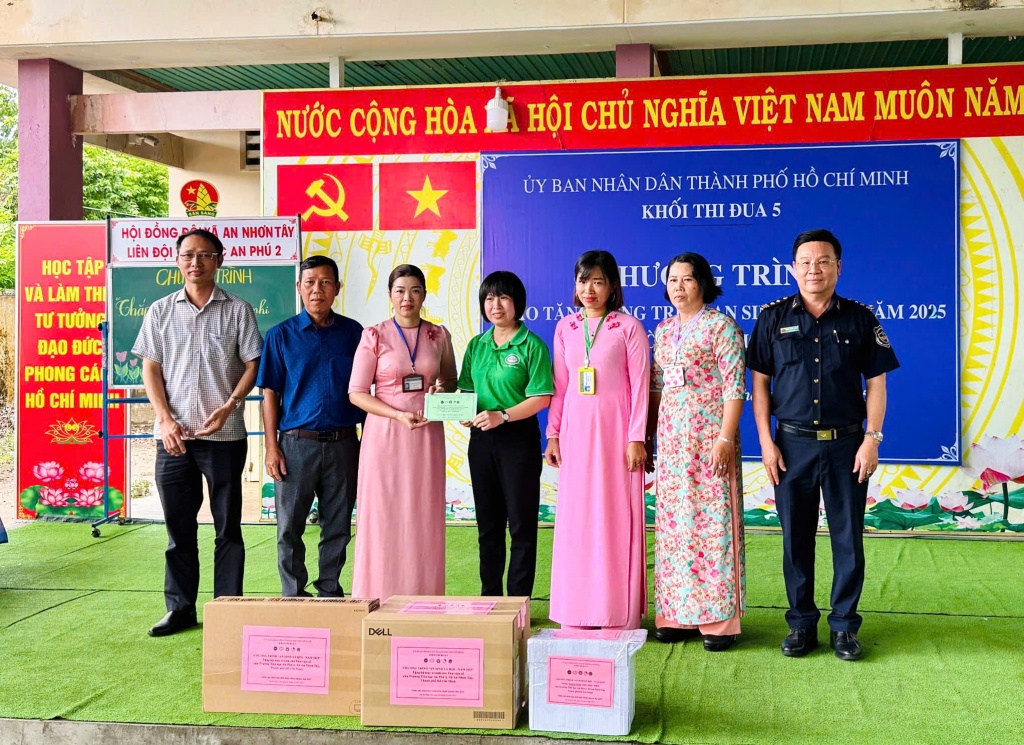 Khối thi đua 5 trao tặng công trình an sinh xã hội cho 2 trường học