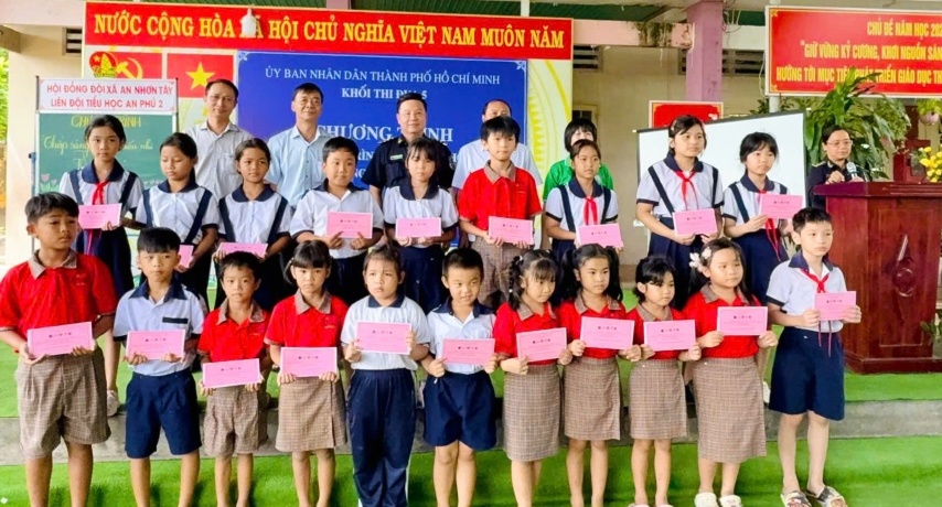 Khối thi đua 5 trao tặng công trình an sinh xã hội cho 2 trường học