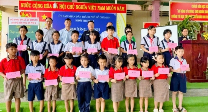 Khối thi đua 5 trao tặng công trình an sinh xã hội cho 2 trường học