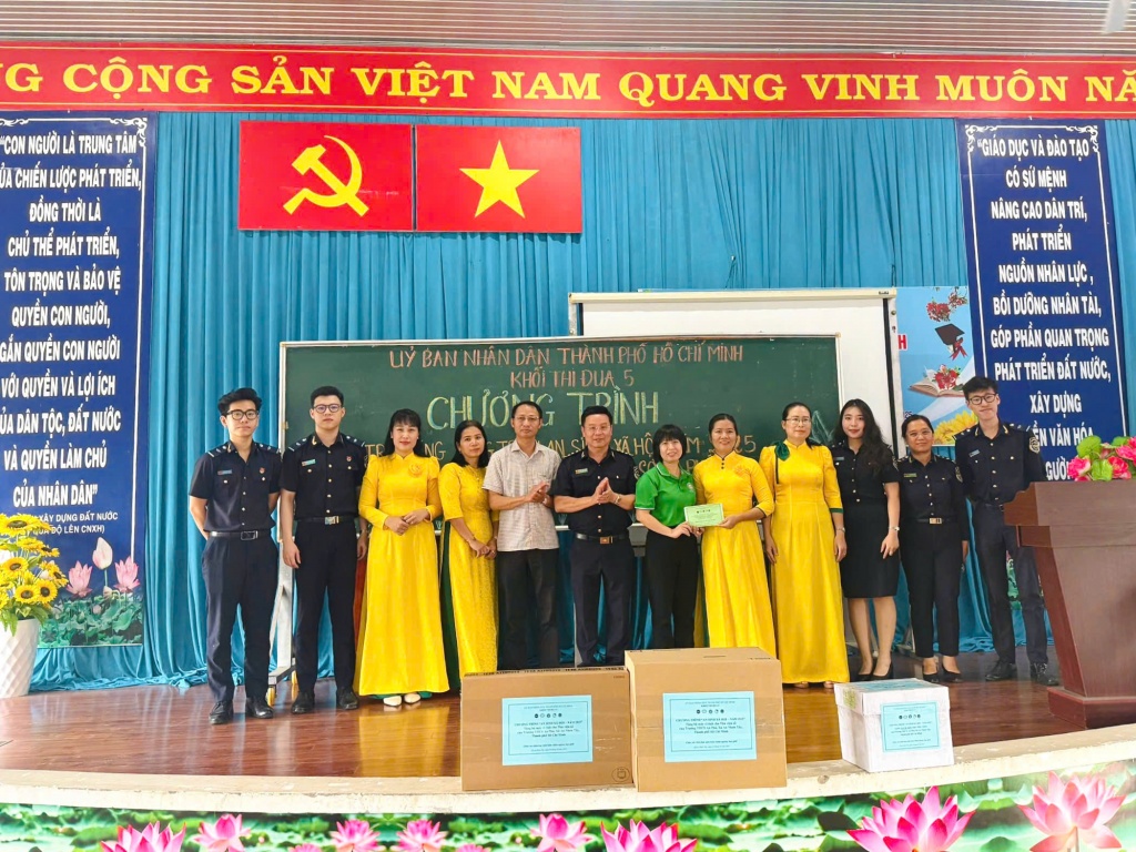 Khối thi đua 5 trao tặng công trình an sinh xã hội cho 2 trường học
