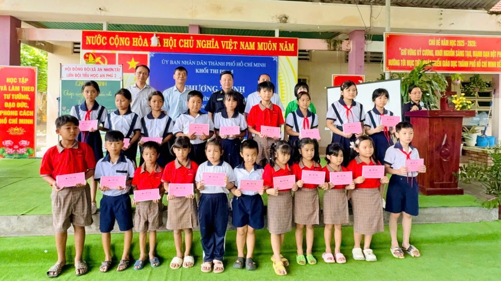 Khối thi đua 5 trao tặng công trình an sinh xã hội cho 2 trường học