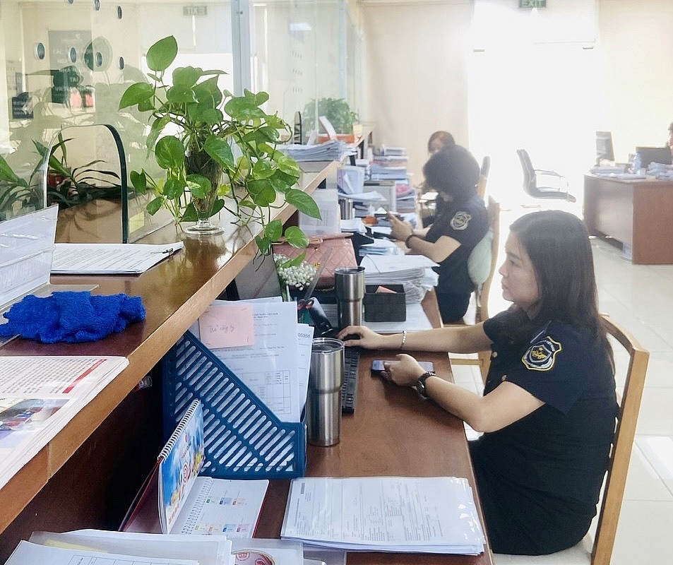 Hoạt động nghiệp vụ tại Hải quan KCN Việt Hương. Ảnh: T.D