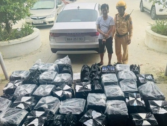 Tạm giữ hình sự đối tượng vận chuyển trên 11.000 bao thuốc lá lậu