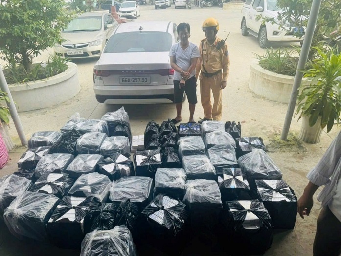 Tạm giữ hình sự đối tượng vận chuyển trên 11.000 bao thuốc lá lậu