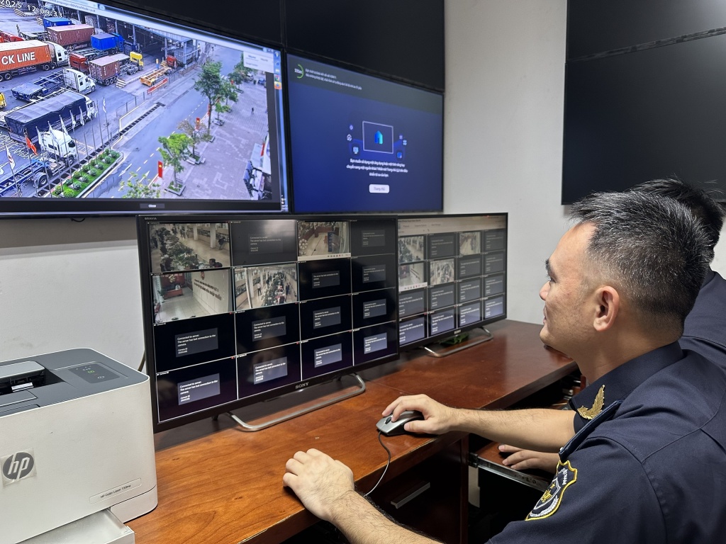 Hải quan khu vực II giám sát hàng hóa qua hệ thống camera. Ảnh: T.H