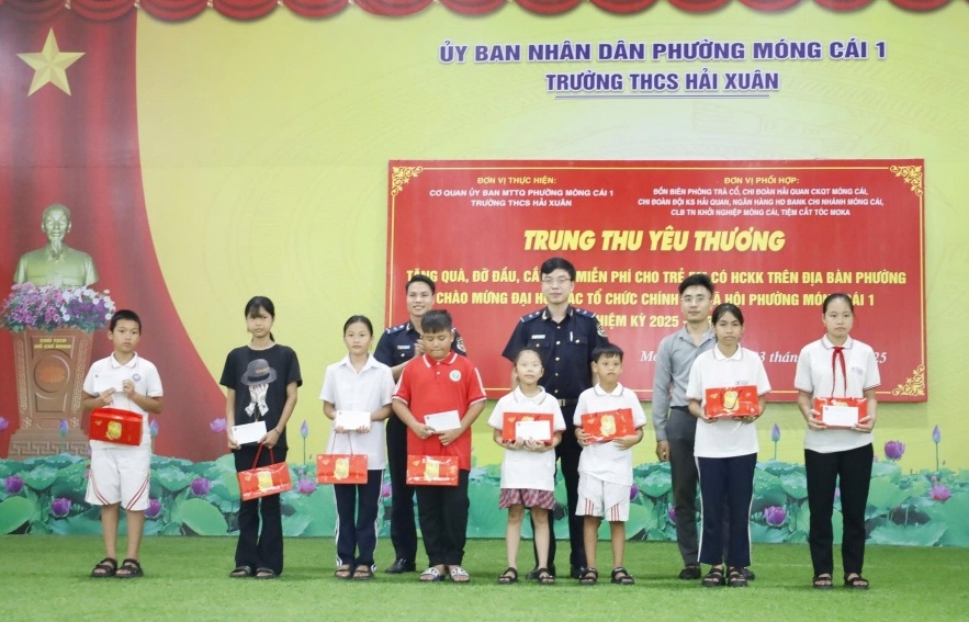 Thanh niên Hải quan khu vực VIII lan tỏa yêu thương đến với trẻ em dịp tết Trung thu