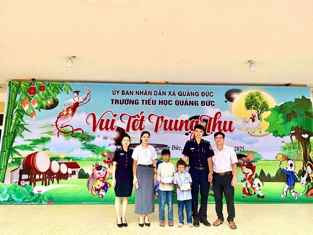 Thanh niên Hải quan khu vực VIII lan tỏa yêu thương đến với trẻ em dịp tết Trung thu