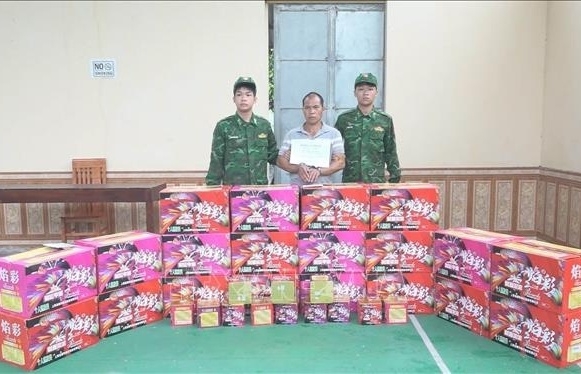 Lạng Sơn: Bắt giữ đối tượng vận chuyển 340 kg pháo nổ