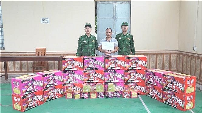 Đối tượng Nông Văn Lý và tang vật pháo nổ bị lực lượng chức năng bắt giữ.