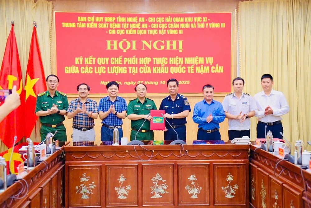 Đại diện các đơn vị ký quy chế phối thực hiện nhiệm vụ giữa các lực lượng tại cửa khẩu quốc tế Nậm Cắn. Ảnh: Lê Thạch