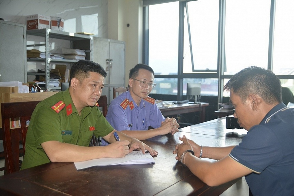 Lực lượng chức năng lấy lời khai của đối tượng.