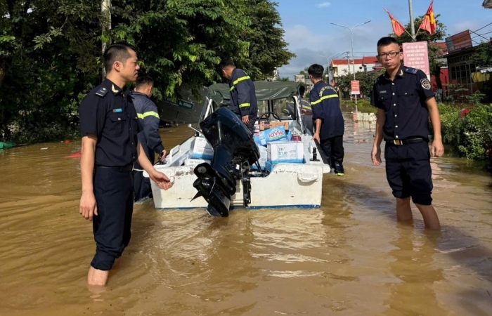 Hải quan Cốc Nam (Lạng Sơn) chung tay cứu trợ người dân vùng lũ lụt