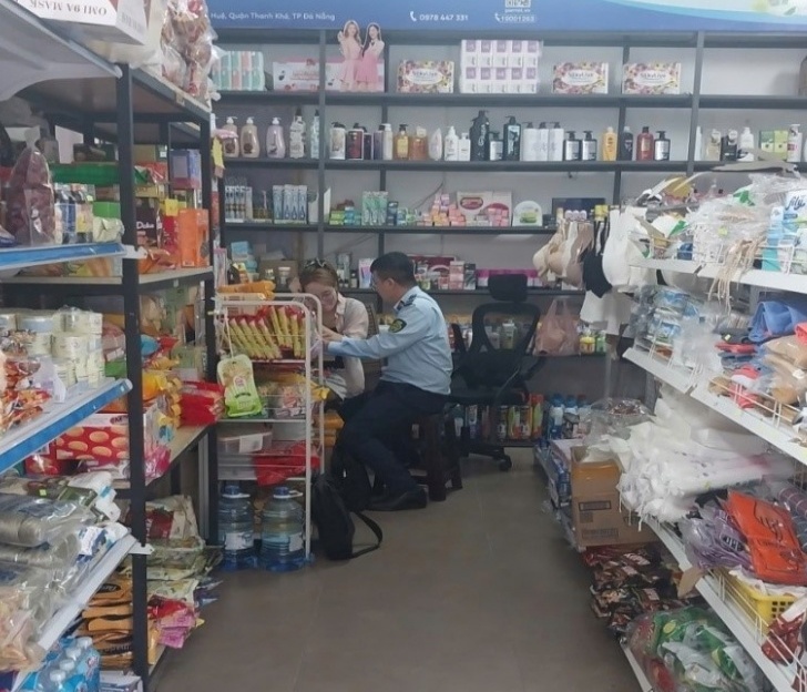 Đà Nẵng: Phát hiện hàng tấn bánh kẹo, đường không rõ nguồn gốc bày bán tràn lan