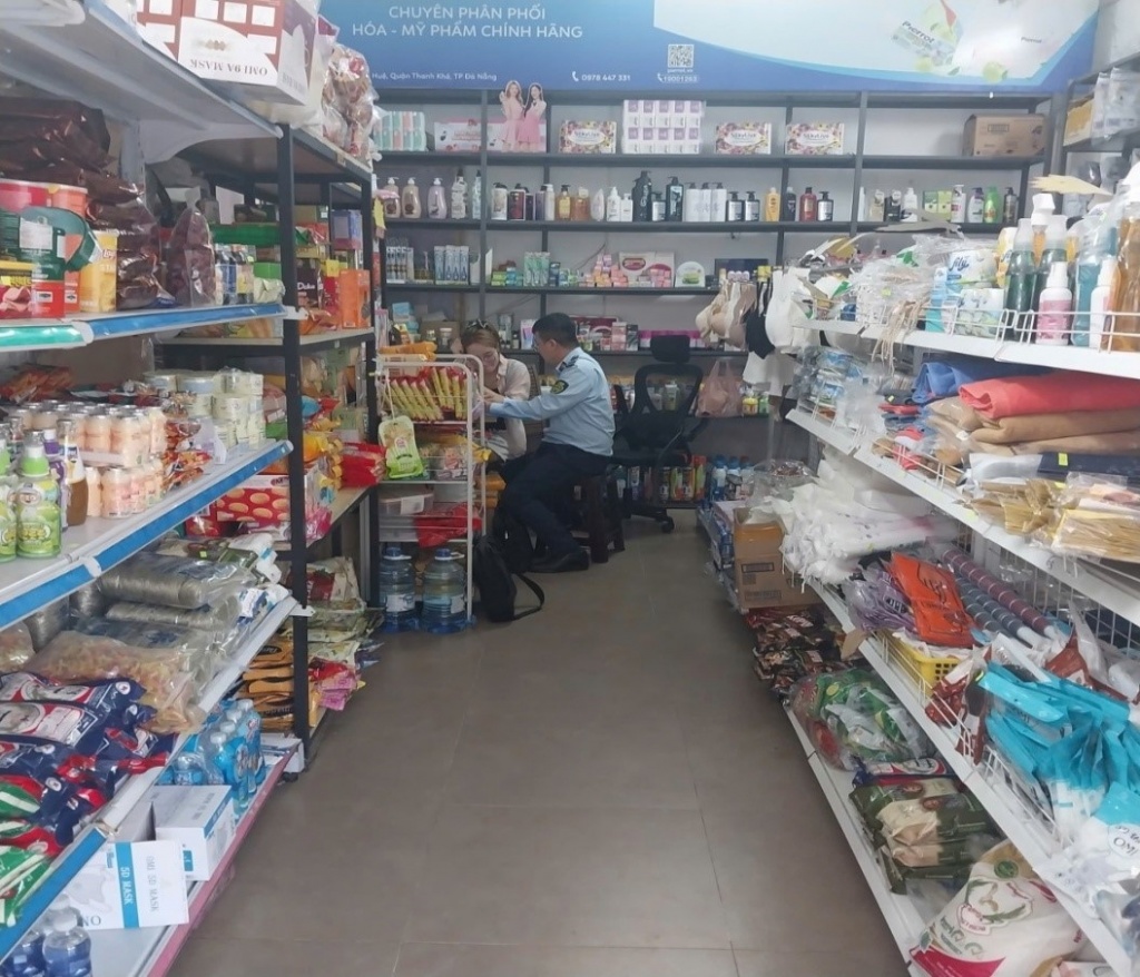 Đà Nẵng: Phát hiện hàng tấn bánh kẹo, đường không rõ nguồn gốc bày bán tràn lan