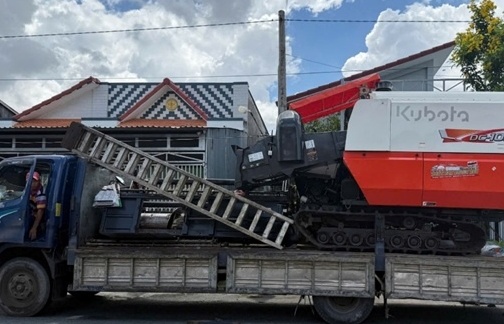 Tạm giữ máy gặt đập liên hợp có dấu hiệu nhập lậu
