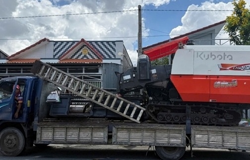 Tạm giữ máy gặt đập liên hợp có dấu hiệu nhập lậu