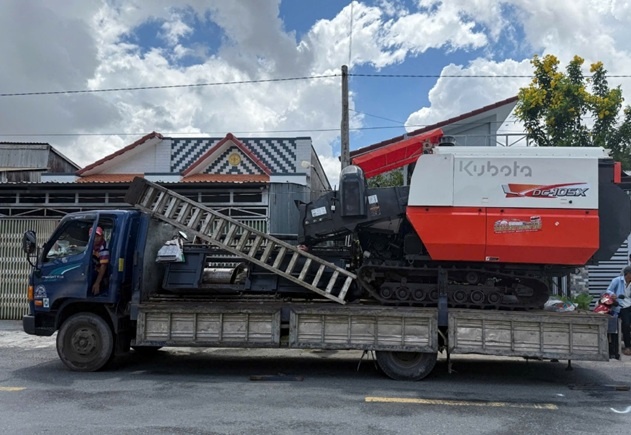 Tạm giữ máy gặt đập liên hợp có dấu hiệu nhập lậu