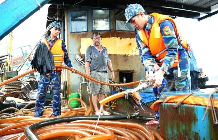 Tạm giữ 2 tàu cá vận chuyển trái phép hơn 80.000 lít dầu DO trên biển