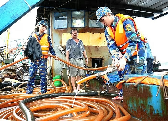 Lực lượng chức năng kiểm tra số dầu DO vi phạm trên khoang tàu. 