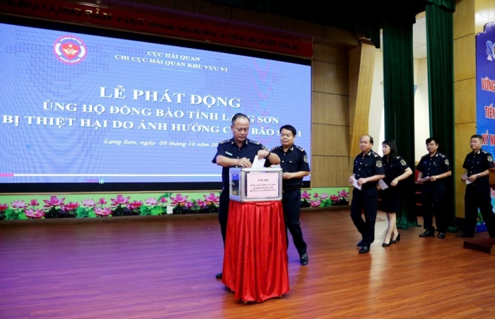 Hải quan khu vực VI chia sẻ khó khăn với nhân dân bị thiệt hại do cơn bão số 11