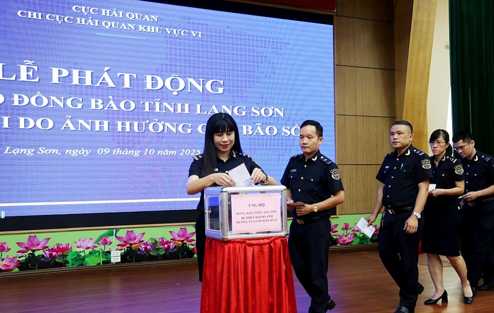 Chi cục Hải quan khu vực VI đã quyên góp được 100 triệu đồng.