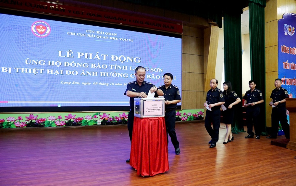 Chi cục Hải quan khu vực VI phát động ủng hộ đồng bào tỉnh Lạng Sơn bị thiệt hại do ảnh hưởng cơn bão số 11 gây ra.
