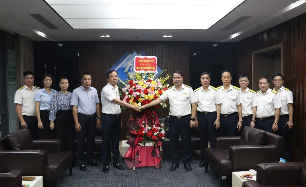Thuế tỉnh Phú Thọ chúc mừng Ngày doanh nhân Việt Nam 13/10