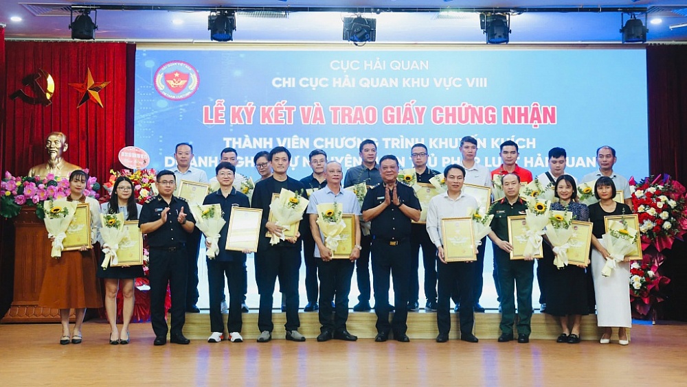 Lãnh đạo Chi cục Hải quan khu vực VIII trao Giấy chứng nhận cho 19 doanh nghiệp thành viên.