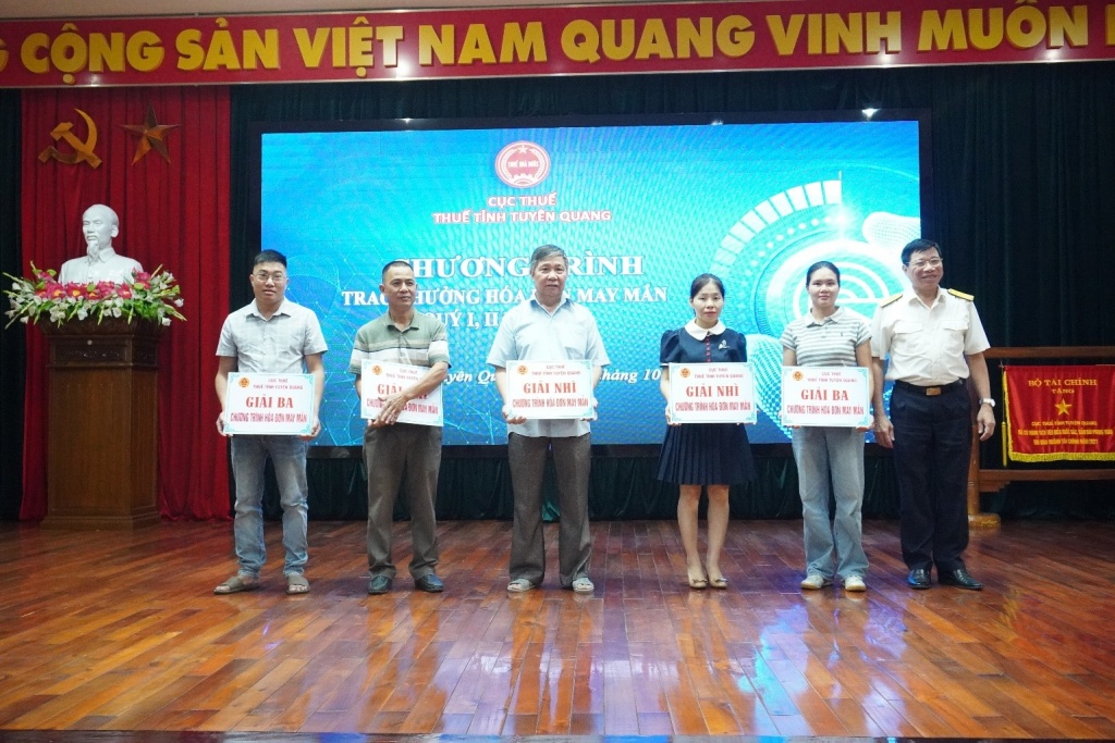 Thuế tỉnh Tuyên Quang trao giải thưởng “Hóa đơn may mắn” quý I và quý II/2025