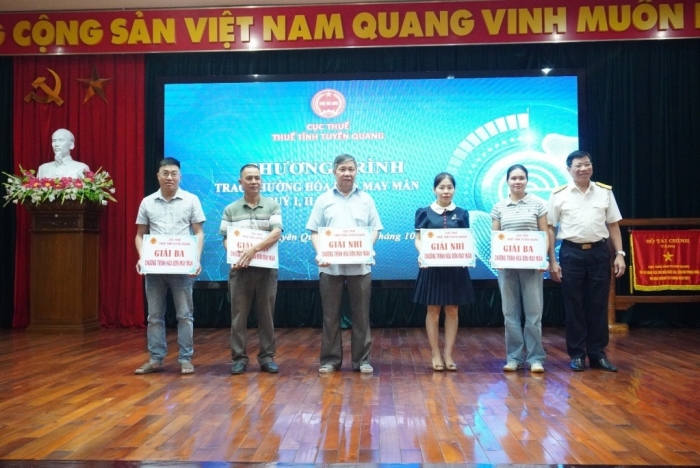 Thuế tỉnh Tuyên Quang trao giải thưởng “Hóa đơn may mắn” quý I và quý II/2025