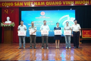 Thuế tỉnh Tuyên Quang trao giải thưởng “Hóa đơn may mắn” quý I và quý II/2025