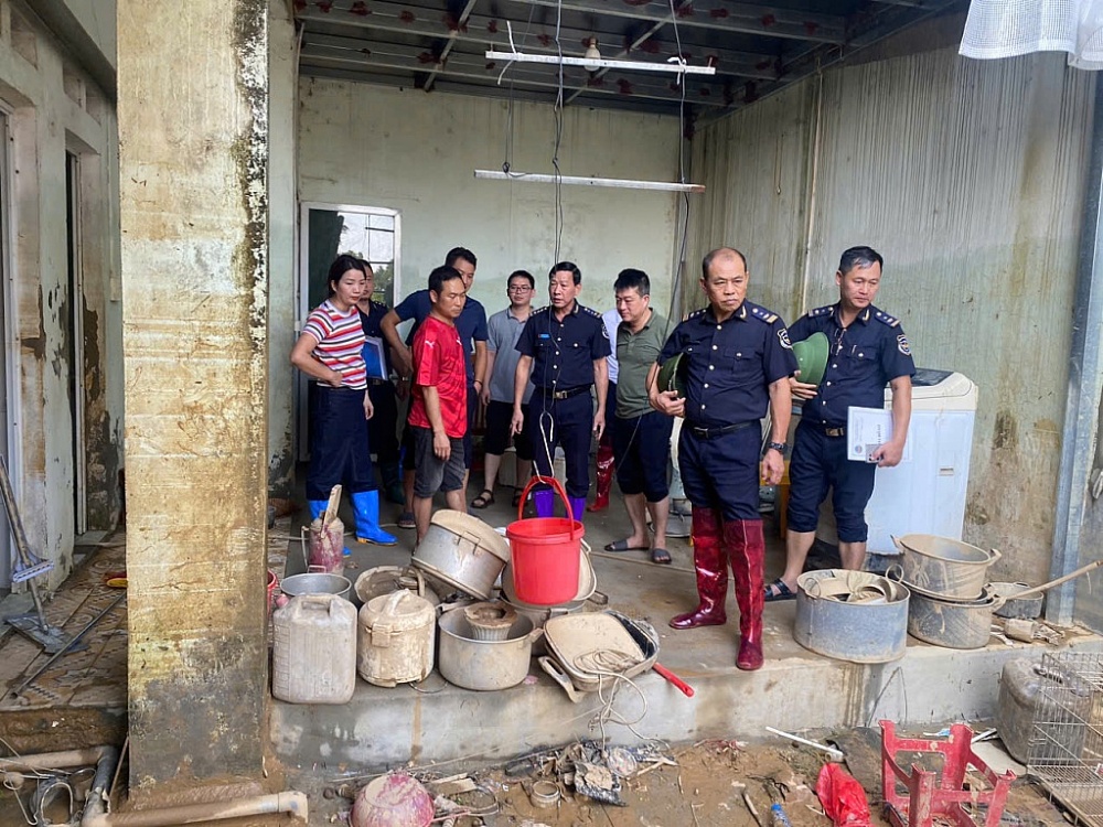 Hải quan khu vực V thăm hỏi, động viên gia đình công chức bị ảnh hưởng do bão MATMO