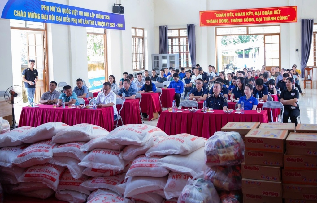 Hải quan Tân Thanh sẻ chia hướng về đồng bào vùng lũ