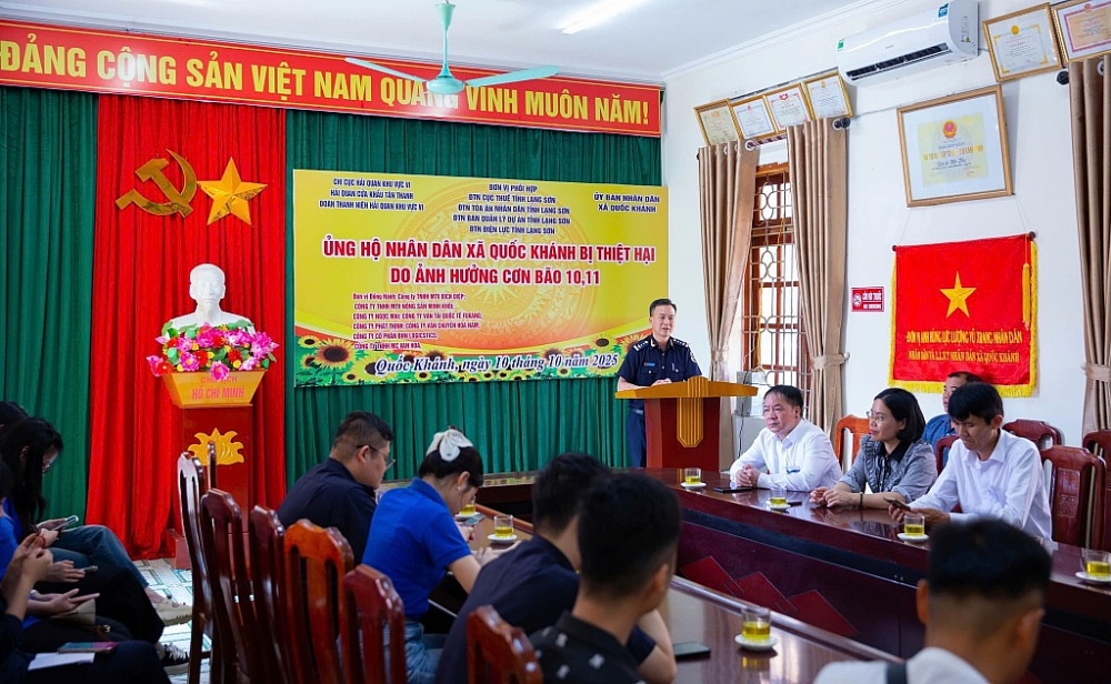 công chức Hải quan luôn đồng hành cùng nhân dân chia sẻ khó khăn.
