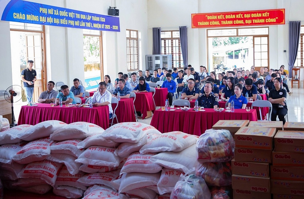 Hải quan cửa khẩu Tân Thanh (Chi cục Hải quan khu vực VI) đã huy động và ủng hộ đồng bào vùng lũ tại 2 xã Quốc Khánh, Quốc Việt, tỉnh Lạng Sơn, trị giá số tiền hỗ trợ lên tới 100 triệu đồng