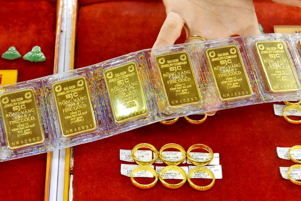 Giá vàng trong nước lập đỉnh mới: SJC vượt 144 triệu đồng/lượng