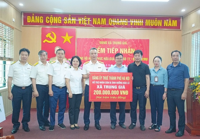 Thuế thành phố Hà Nội ủng hộ xã Trung Giã, Đa Phúc khắc phục hậu quả cơn bão số 11
