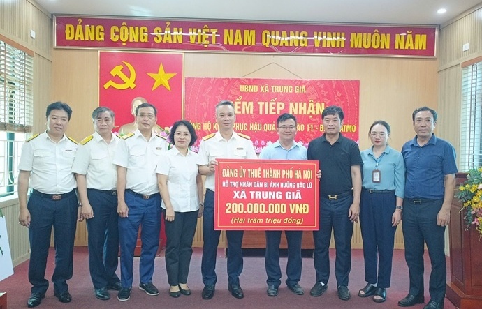 Thuế thành phố Hà Nội ủng hộ xã Trung Giã, Đa Phúc khắc phục hậu quả cơn bão số 11