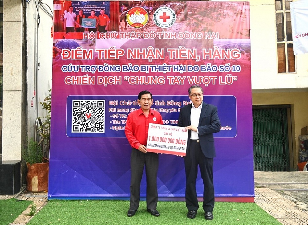 Tổng giám đốc Vedan Việt Nam - Ông Ni Chih Hao đại diện công ty trao 1 tỷ đồng cho hội Chữ Thập Đỏ tỉnh Đồng Nai