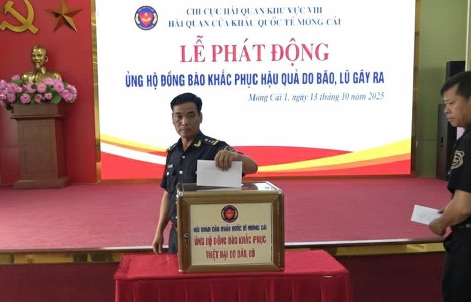 Hải quan Móng Cái quyên góp, ủng hộ đồng bào chịu ảnh hưởng do bão gây ra