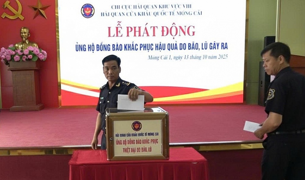 Hải quan Móng Cái quyên góp, ủng hộ đồng bào chịu ảnh hưởng do bão gây ra