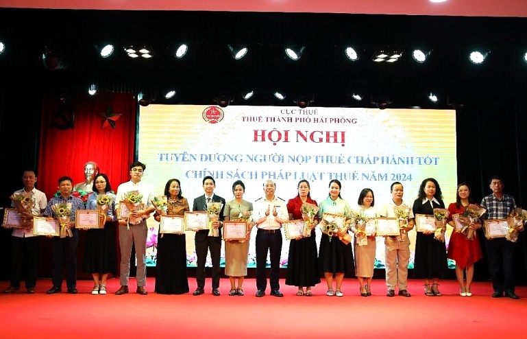 Thuế TP Hải Phòng tuyên dương 101 doanh nghiệp, doanh nhân chấp hành tốt pháp luật thuế