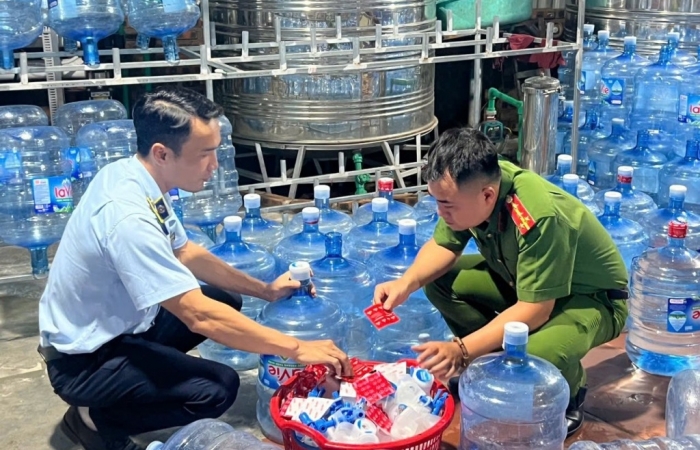 Triệt phá đường dây buôn bán nước khoáng Lavie giả