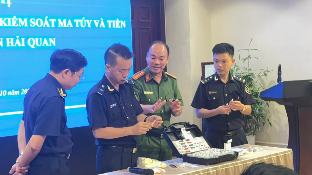 Chia sẻ của công chức hải quan về cuộc chiến với tội phạm ma túy