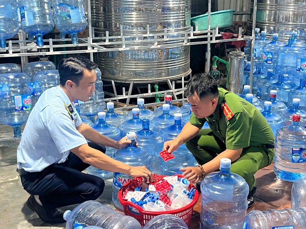 Lực lượng chức năng kiểm tra cơ sở vi phạm.
