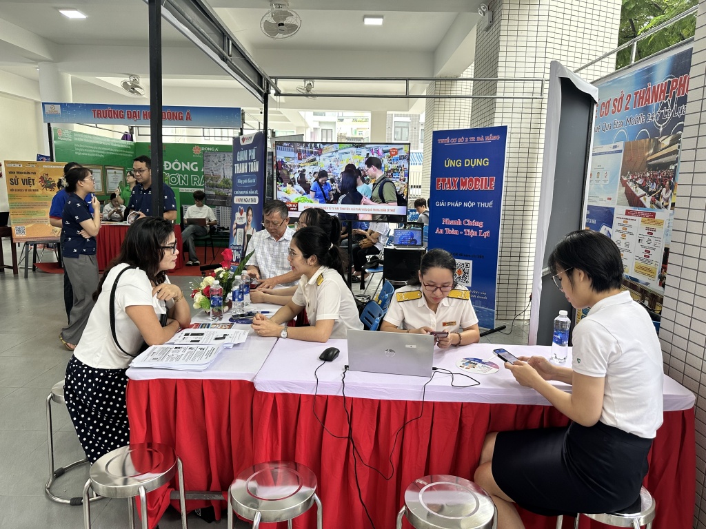 Thanh toán không dùng tiền mặt: Giảm thiểu rủi ro, bảo đảm quyền lợi người nộp thuế