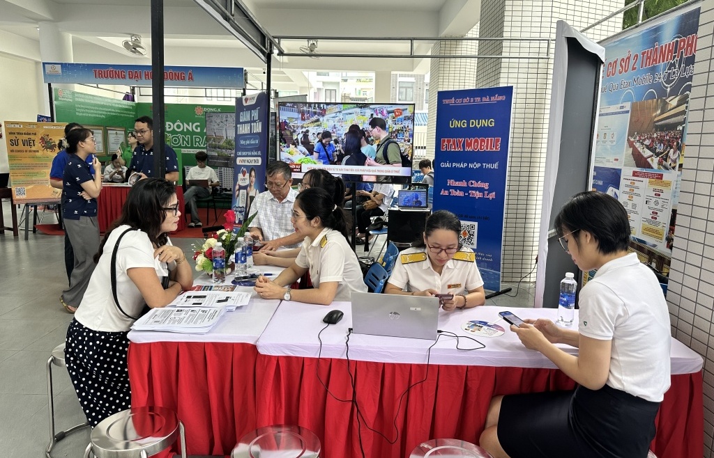 Thanh toán không dùng tiền mặt: Giảm thiểu rủi ro, bảo đảm quyền lợi người nộp thuế