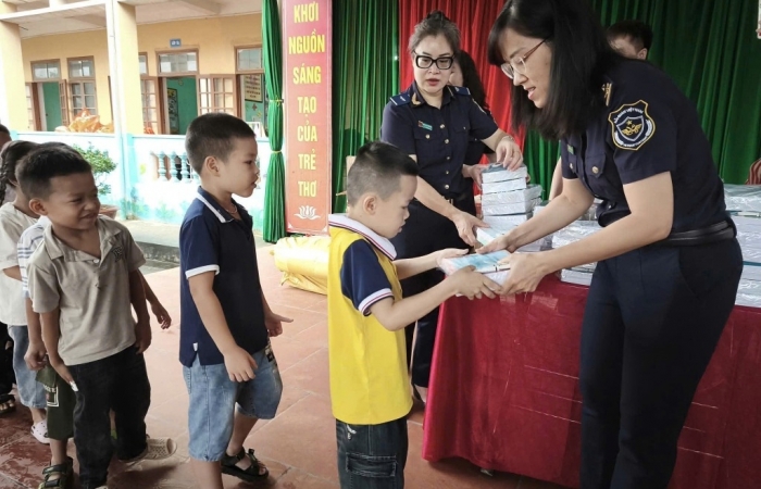 Chung tay sẻ chia với học sinh vùng chịu ảnh hưởng của bão