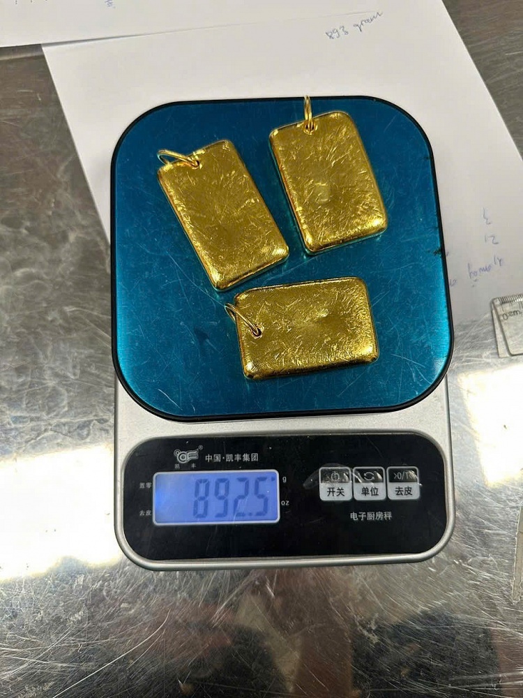 3 miếng kim loại nghi vấn là vàng miếng. 3 miếng kim loại nghi vấn là vàng miếng.