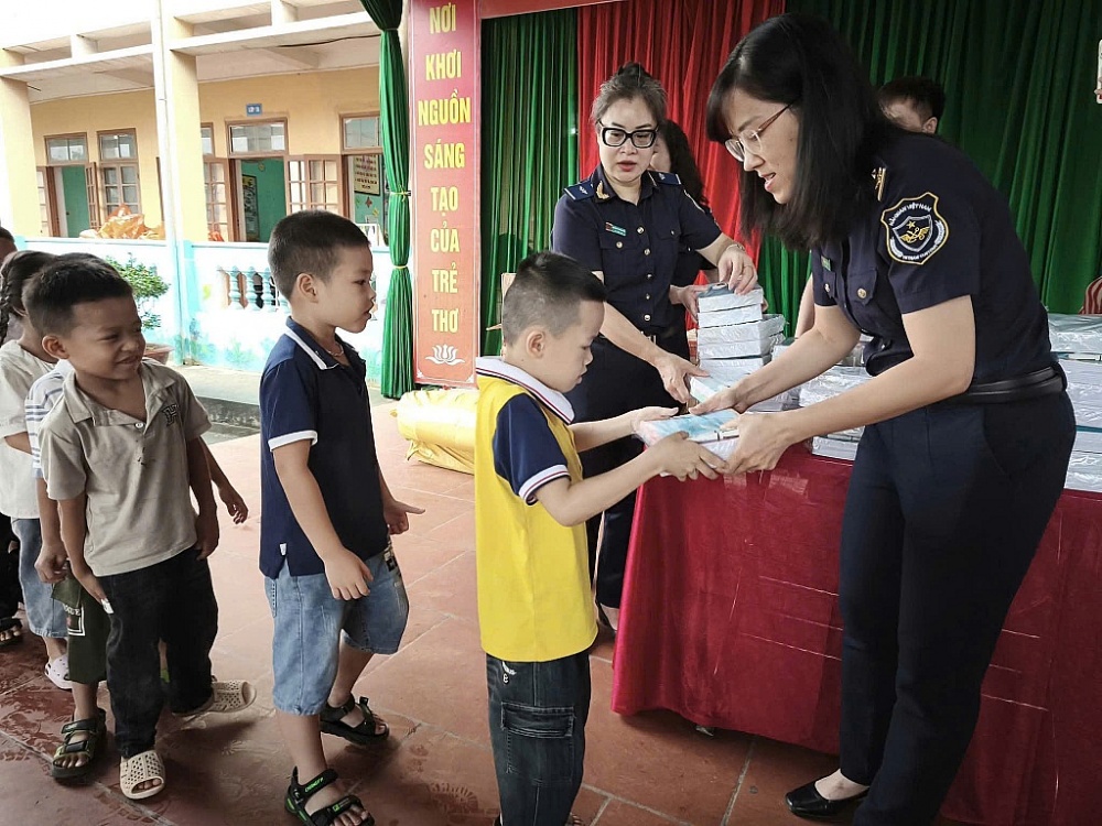 Đội Phúc tập và Kiểm tra sau thông quan đã đến thăm và tặng quà cho các em học sinh Trường Tiểu học Nhật Tiến (thôn Tân Thịnh, xã Vân Nham, tỉnh Lạng Sơn).